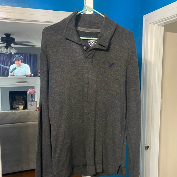 T-shirts, hoodies, button ups and pullovers - Picture 4 of 13